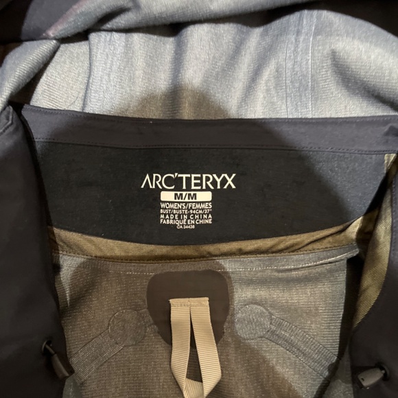 ARCTERYX women's gore-tex rain jacket medium black ski water resistant - Picture 10 of 10